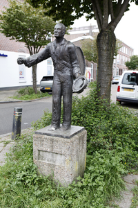 914256 Afbeelding van het door Johan Jorna vervaardigde bronzen beeld 'Nikkelen Nelis' (Wim Sonneveld) op de hoek van ...